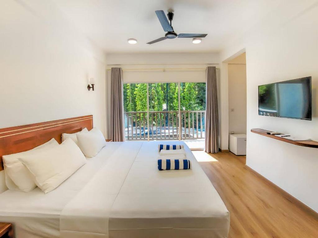 Deluxe Double or Twin Room at Dhonkamana Stay, Thoddoo